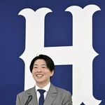 　契約更改を終え、記者会見する広島・大瀬良＝２６日、マツダスタジアム