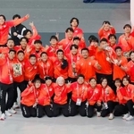 　「東京デフリンピック」の閉会式を前に、記念撮影する日本選手団＝２６日、東京体育館