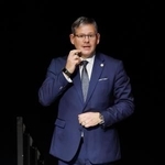 　「東京デフリンピック」の閉会式であいさつする国際ろう者スポーツ委員会のアダム・コーサ会長＝２６日、東京体育館