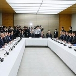 　首相官邸で開かれた月例経済報告等に関する関係閣僚会議＝２６日午後