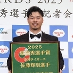 　ＭＶＰを受賞した阪神・佐藤輝＝２６日、東京都内のホテル