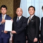 　スパイ防止法案を提出する国民民主党の玉木代表（右から２人目）ら＝２６日午後、国会