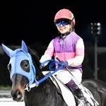 　馬に乗って引退式典に登場した宮下瞳騎手＝２６日夕、愛知県弥富市の名古屋競馬場