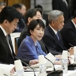 　全国知事会議であいさつする高市首相（左から３人目）＝２６日午後、首相官邸