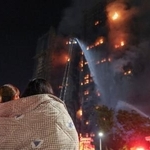 　大規模な火災が起きた香港北部・新界地区大埔の高層住宅群＝２６日（ロイター＝共同）