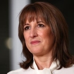 　ロンドン大学病院で話をするリーブス英財務相＝２６日（ＡＰ＝共同）