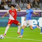 　パフォス戦の前半、先制ゴールを決めるモナコの南野（左）＝パフォス（共同）