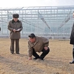 　北朝鮮北西部・新義州周辺で完成間近の温室農場を視察する金正恩朝鮮労働党総書記（左から３人目）＝２６日（朝鮮中央通信＝共同）