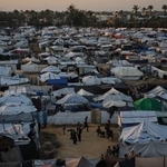 　ガザ中部デールバラハの仮設キャンプに集まるパレスチナ人ら＝２６日（ＡＰ＝共同）