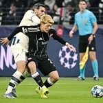 　アタランタ戦で競り合うＥフランクフルトの堂安（右）＝フランクフルト（共同）