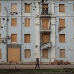 　ロシアの攻撃が続く中で損傷した建物＝２６日、ウクライナ東部ドネツク州クラマトルスク（ロイター＝共同）