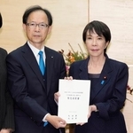 　大分県の佐藤樹一郎知事（左）から緊急要望書を受け取る高市首相＝２７日午前、官邸