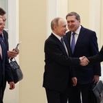 　ロシア・サンクトペテルブルクで顔を合わせた米国のウィットコフ和平交渉担当特使（左端）やロシアのウシャコフ大統領補佐官（右から２人目）ら＝４月（ロシア大統領府提供・タス＝共同）