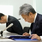 　中部電力浜岡原発の工事を巡る不祥事で、臨時記者会見を開き謝罪する佐々木敏春副社長（右）＝２７日午後、名古屋市