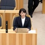 　前橋市議会の本会議に臨む小川晶市長＝２７日午後