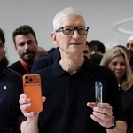 　右手にアイフォーン１７プロを持つアップルのクックＣＥＯ＝９月９日、米カリフォルニア州（ロイター＝共同）