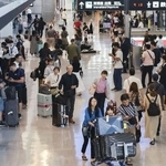 　海外から帰国した旅行客らが行き交う成田空港の到着ロビー＝８月