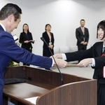 　総理大臣表彰を黄川田こども政策相（左）から受ける楊志館高「徳育宣隊」の代表者＝２７日午前、東京・霞が関