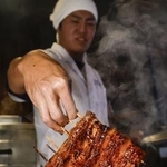 　料理店で焼き上げられるウナギ＝２３日、東京都目黒区