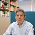 　取材に応じる坂口剛正広島大教授＝９月、広島市南区