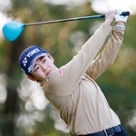 　第１日、５アンダーで首位の岩井明愛＝宮崎ＣＣ