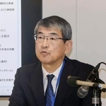 　記者会見する高知市の桑名龍吾市長＝２７日午前、高知市役所