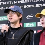 　記者会見で意気込みを語る堀米雄斗。右は吉沢恋＝２７日、北九州市