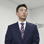 　契約更改を終え、取材に応じる広島・秋山＝２７日、マツダスタジアム