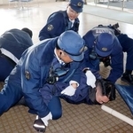 　アジア・アジアパラ競技大会に向け実施された、無差別テロの対応訓練＝２７日午前、愛知県西尾市