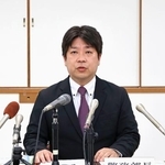 　記者会見する佐賀県警の中嶋昌幸警務部長＝２７日午後、佐賀県警本部