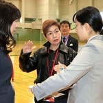 　愛知・名古屋アジア大会の会場を視察するアマチュアボクシングの代表者（左から２人目）＝２７日、愛知県西尾市