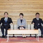 　２５日、閣議に臨む高市首相（中央）ら＝首相官邸