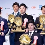 　三井ゴールデングラブ賞を受賞し記念写真に納まる阪神・佐藤輝（中央）ら＝２７日、東京都内のホテル