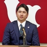 　契約更改交渉を終えて記者会見する巨人の泉口＝２７日、東京都内の球団事務所