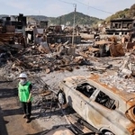 　報道陣に公開された、大規模火災現場の立ち入り規制区域内＝２７日午前、大分市佐賀関