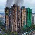 　大規模な火災が起きた香港北部・新界地区大埔の高層住宅群＝２７日（ロイター＝共同）