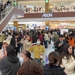 　開業初日、多くの買い物客でにぎわうイオンのショッピングモール＝２７日、湖南省長沙市（共同）