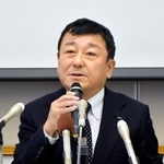 　定例の記者会見をする東電柏崎刈羽原発の稲垣武之所長＝２７日午前、新潟県刈羽村