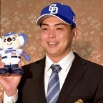 　中日への入団が決まり、ポーズをとる青学大の中西聖輝投手＝２７日、横浜市