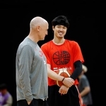 　台湾戦に向けた調整で、ホーバス監督（左）と話す渡辺雄＝ジーライオンアリーナ神戸