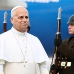 　２７日、トルコの首都アンカラの空港に到着し、歓迎式典に臨むローマ教皇レオ１４世（ロイター＝共同）