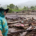 　２７日、インドネシアの西スマトラ州で洪水被害を確認する女性（ＡＰ＝共同）