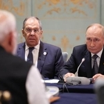 　中国・天津でインドのモディ首相と会談したロシアのプーチン大統領（奥右）とラブロフ外相（同左）＝９月１日（ロシア大統領府提供・タス＝共同）