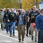 　米ワシントンの銃撃事件現場付近で対応に当たる捜査関係者ら＝２６日（共同）