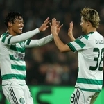 　欧州リーグの１次リーグ、フェイエノールト戦でゴールを決め、前田大然（右）から祝福を受けるセルティックの旗手怜央＝２７日、ロッテルダム（ロイター＝共同）