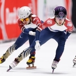 　女子３０００メートルリレー予選　金井莉佳（奥）からタッチを受ける中島未莉＝ドルドレヒト（共同）