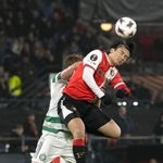 　セルティック戦の後半、競り合うフェイエノールトの上田（手前）＝ロッテルダム（共同）