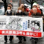 　関西電力美浜原発３号機と高浜１～４号機の運転差し止めを求めた仮処分の即時抗告審で、名古屋高裁金沢支部へ向かう原告ら＝２８日午前、金沢市