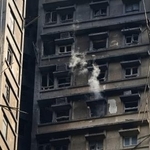 　消火活動が続く火災現場の高層住宅＝２８日、香港北部・新界地区大埔（共同）