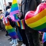 　同性カップルら８人が国に損害賠償を求めた東京第２次訴訟の控訴審で、東京高裁前に集まった人たち＝２８日午前